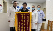 医师施妙手、帕友喜心头
